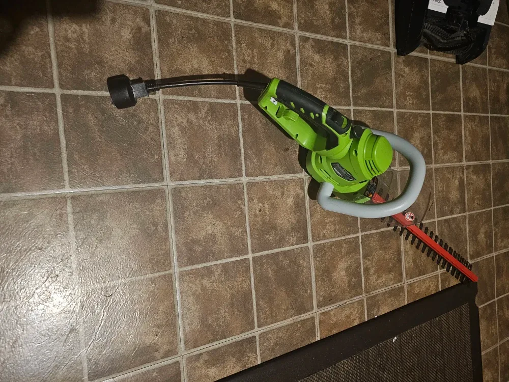 Greenworks 22122 Rotating Hedge Trimmer image indicator(2)