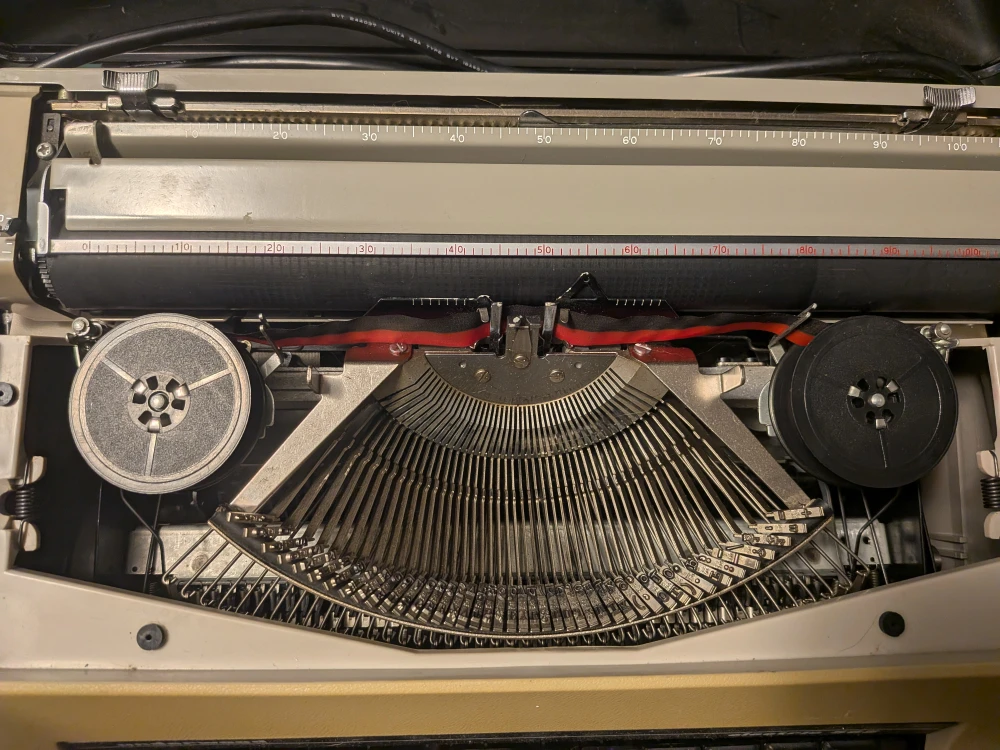 Underwood Electric 565 Typewriter - photo 2