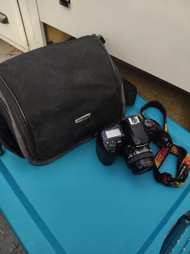 Nikon D100 Digital Camera with Bag image indicator(2)