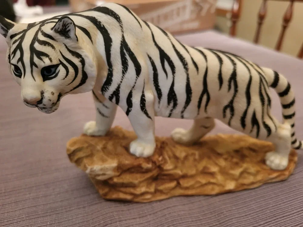 White Tiger Vintage Figurine by Andrea 1989 image indicator(2)