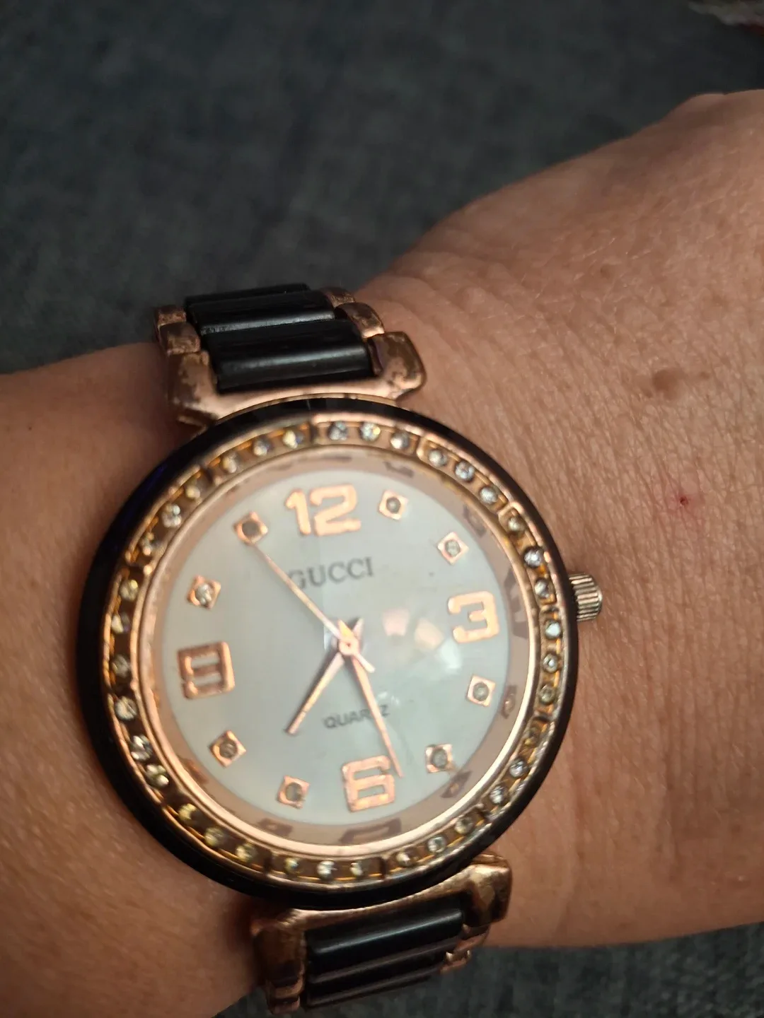 Gucci Quartz Ladies Watch - Rose Gold & Black image indicator(2)