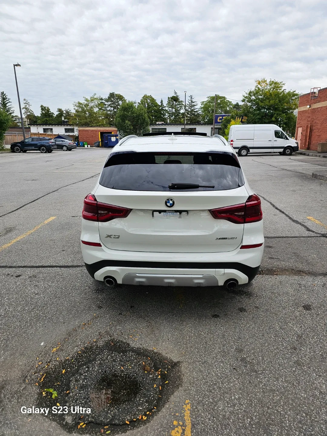 BMW X3 - White SUV image indicator(2)