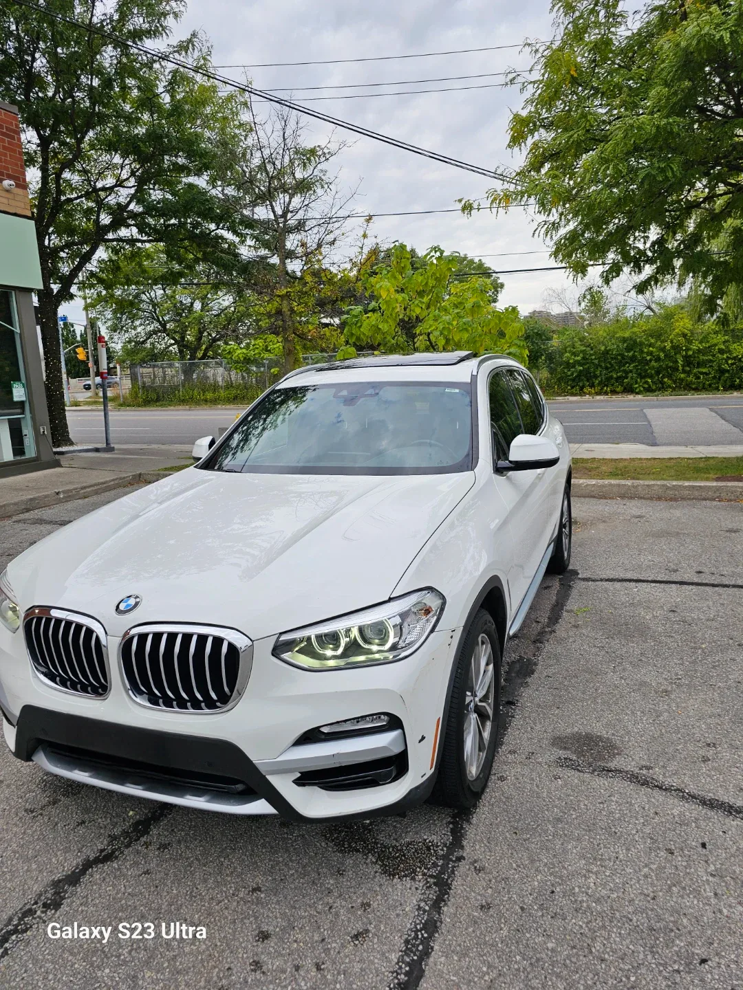 BMW X3 - White SUV image indicator(3)