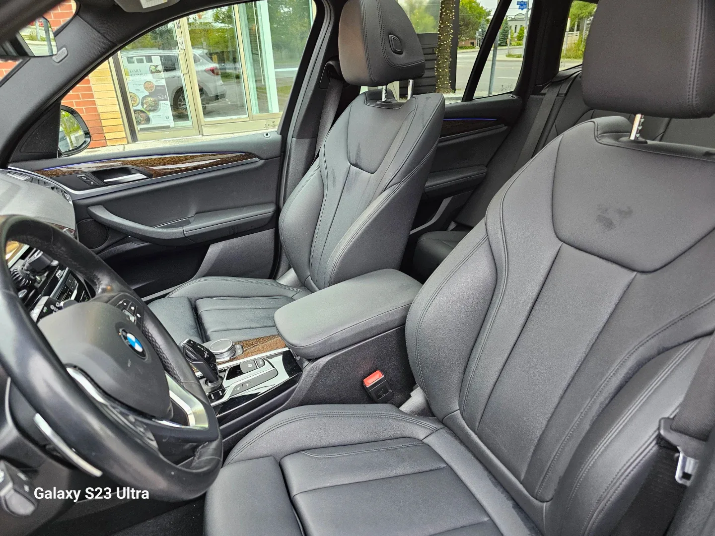 BMW X3 - White SUV image indicator(6)