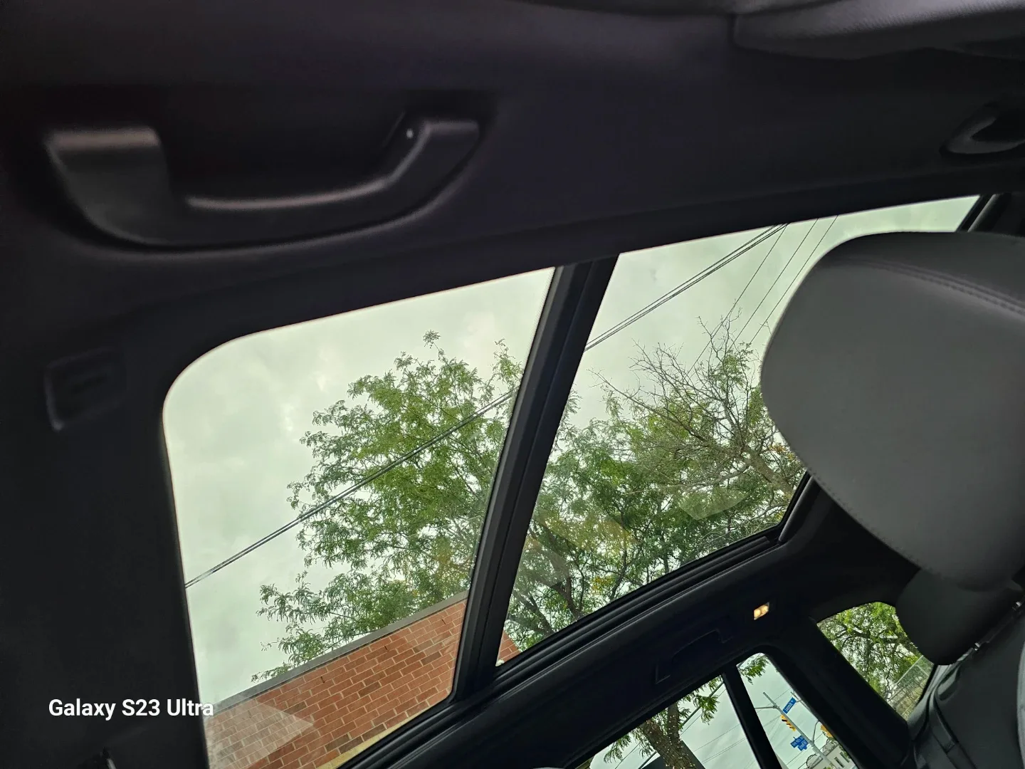 BMW X3 - White SUV image indicator(7)