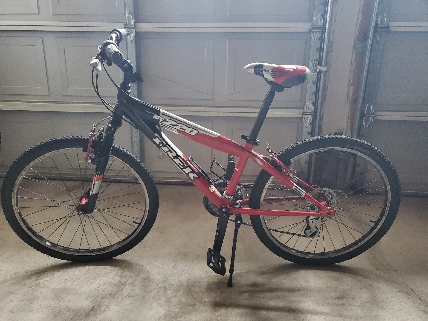 Trek MT 220 Kids Mountain Bike - 24 inch wheels image indicator(4)