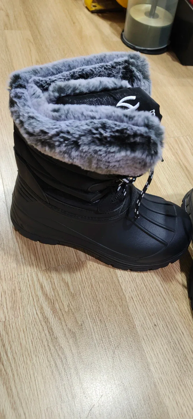 BRAND NEW NEVER USED. Bear Black Winter Boots image indicator(5)