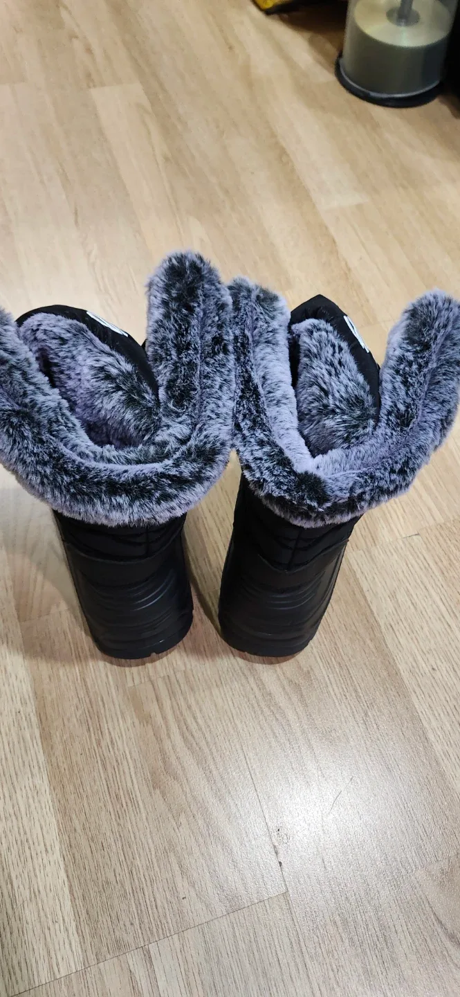 BRAND NEW NEVER USED. Bear Black Winter Boots image indicator(8)