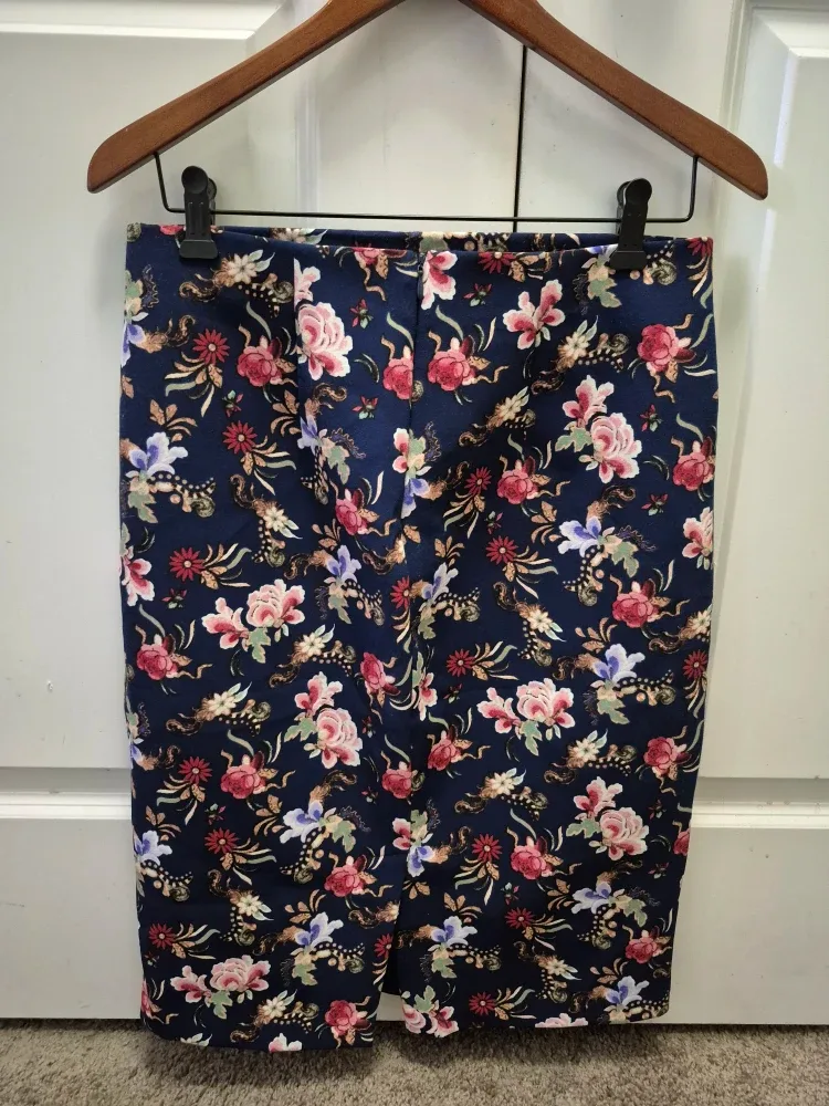 Philosophy Floral Pencil Skirt Dark Blues Size 4 image indicator(2)