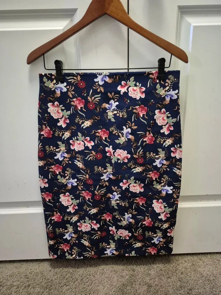 Philosophy Floral Pencil Skirt Dark Blues Size 4 image indicator(3)