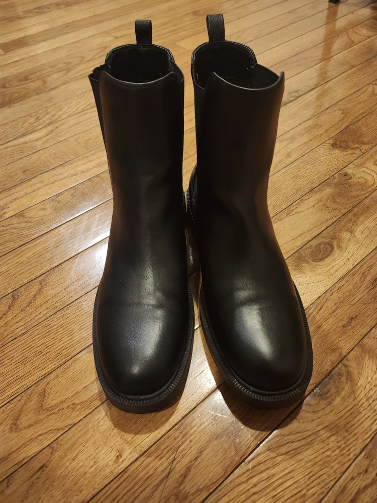 Guess Black Chelsea Boots - Size 10