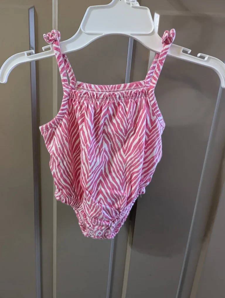 Girls sz 6 months onesies $3 each image indicator(6)