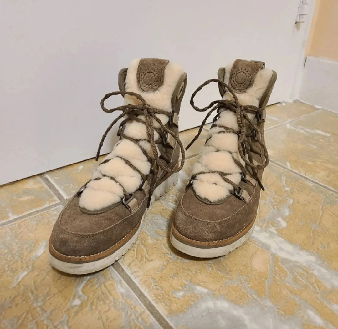 Waterproof Boots - Size 6 1/2 🥕 - photo 3