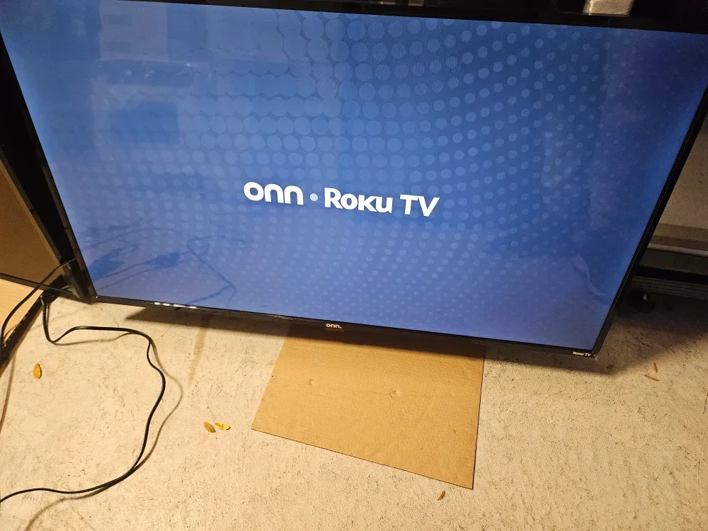 WITH WALL MOUNT! 43" ONN 4K ROMU SAMRT TV $170! image indicator(2)