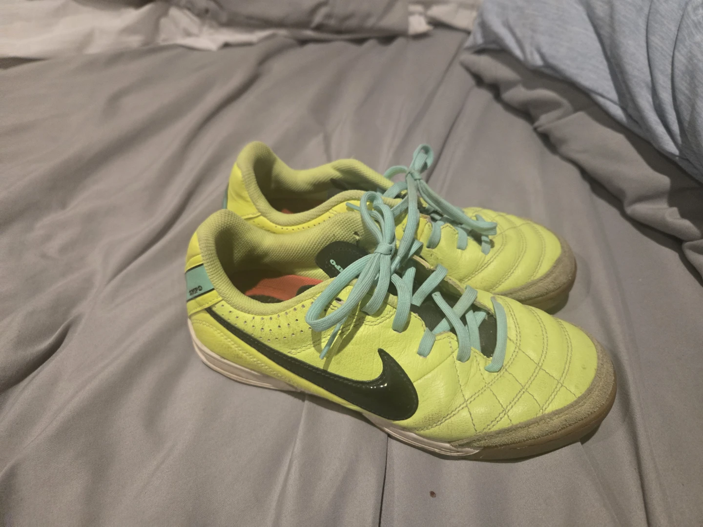 FREE DELIVERY!! Youth basketball and soccer shoes sizes 5-6 $25 - photo 2