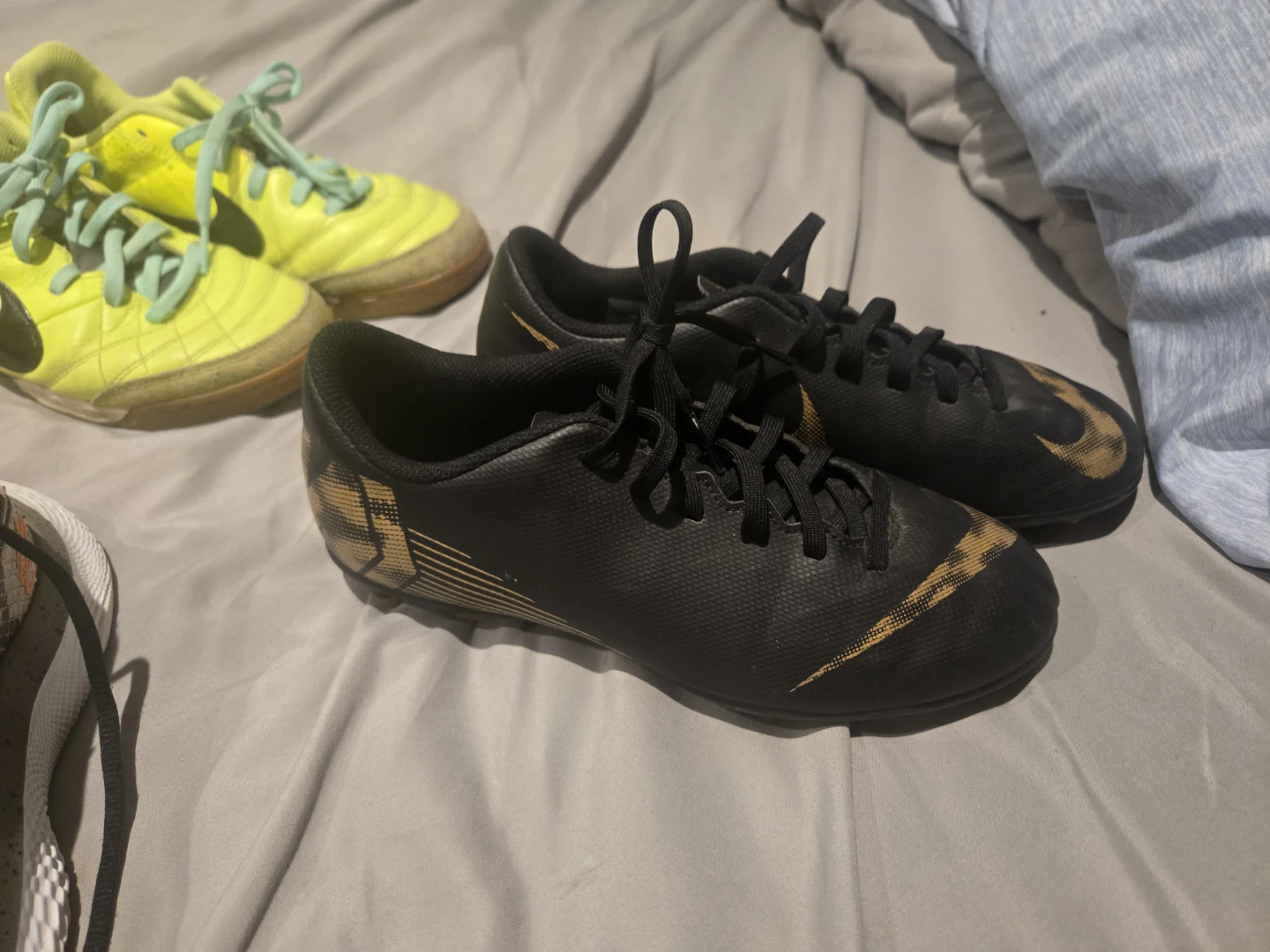 FREE DELIVERY!! Youth basketball and soccer shoes sizes 5-6 $25 - photo 3