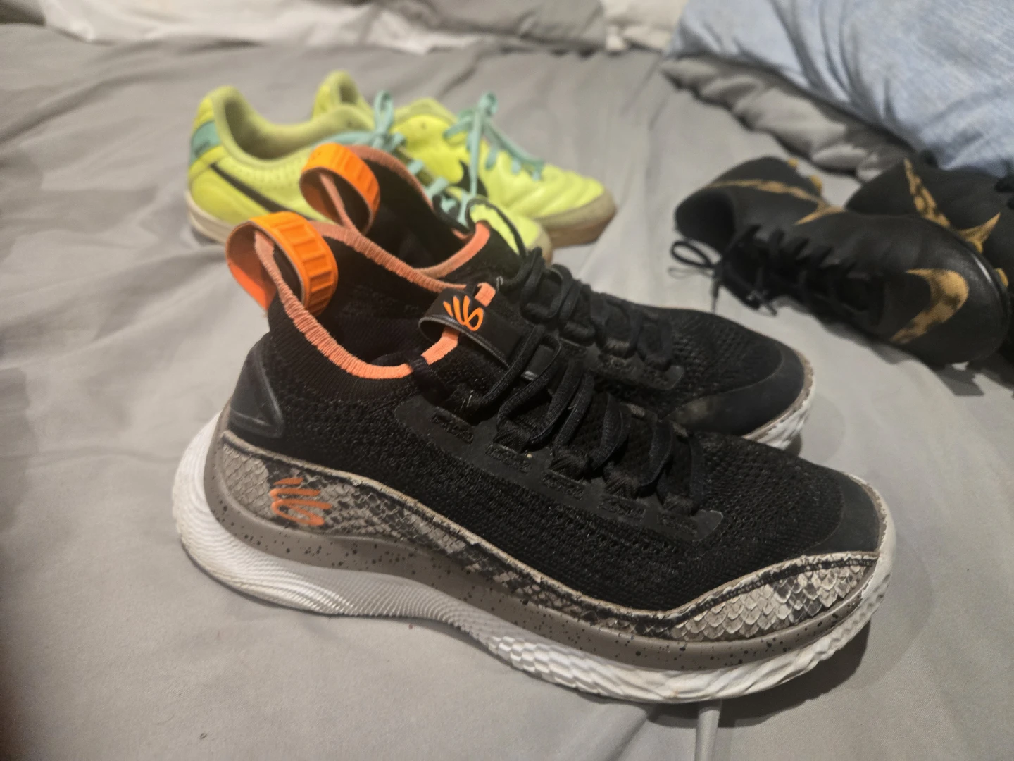 FREE DELIVERY!! Youth basketball and soccer shoes sizes 5-6 $25 - photo 5