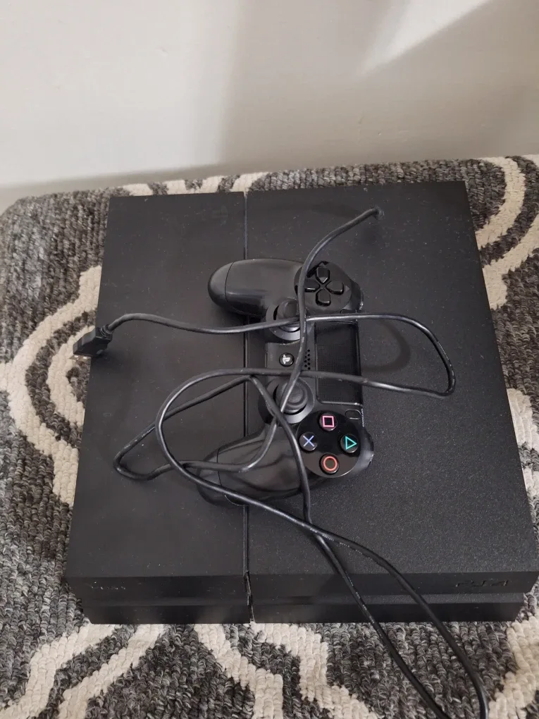 PlayStation 4 Console with Controller image indicator(3)