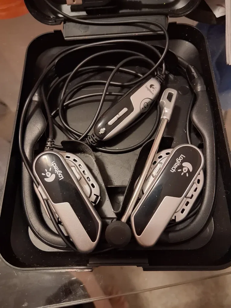 Logitech Premium Notebook Headset with Traveling Case image indicator(2)