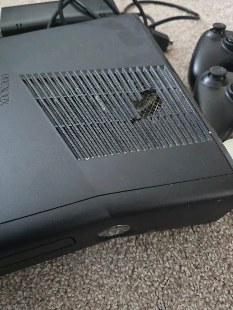 Xbox 360 Console with Accessories image indicator(2)