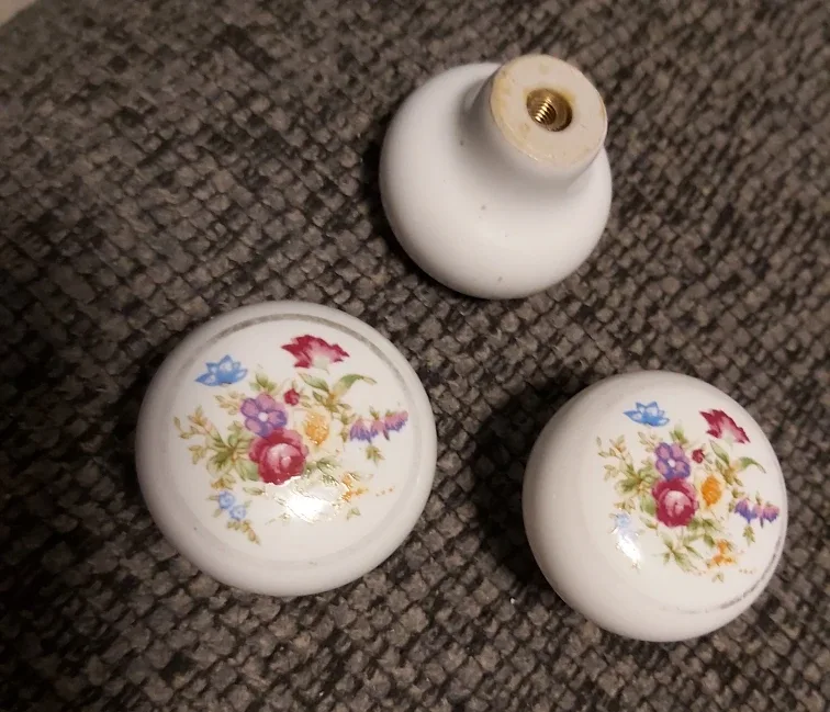 Cabinet door knobs image indicator(2)