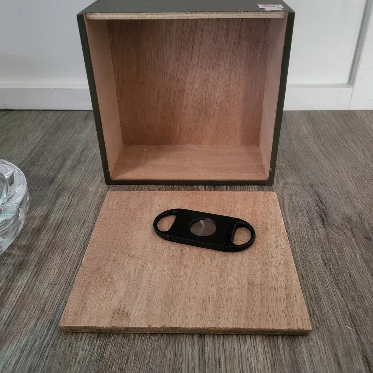 Cigar Box with Cutter