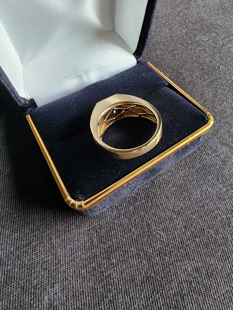 10K Gold Garnet Solitaire Ring image indicator(3)