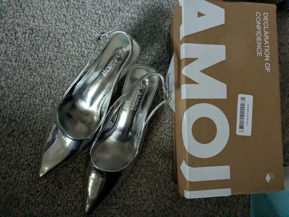 Amoii Brand New Silver Kitten Heels, Size 8 image indicator(2)