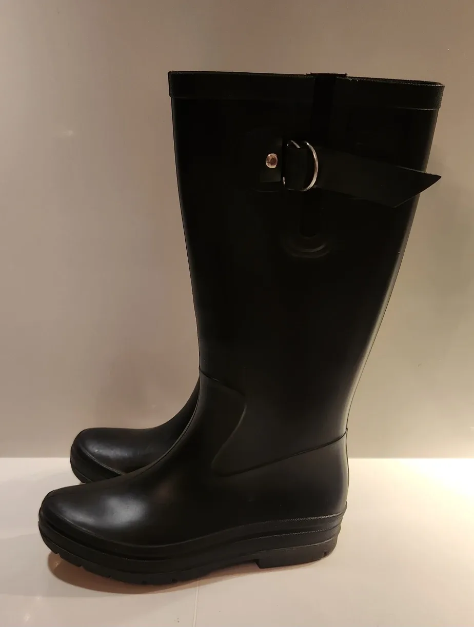 Black Rain Boots Size 6 (fit is small) image indicator(4)