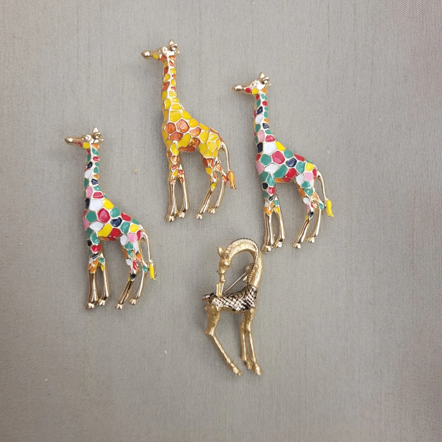 Beautiful 2"  Giraffe Fashion Broochs Brand New without Tags image indicator(3)
