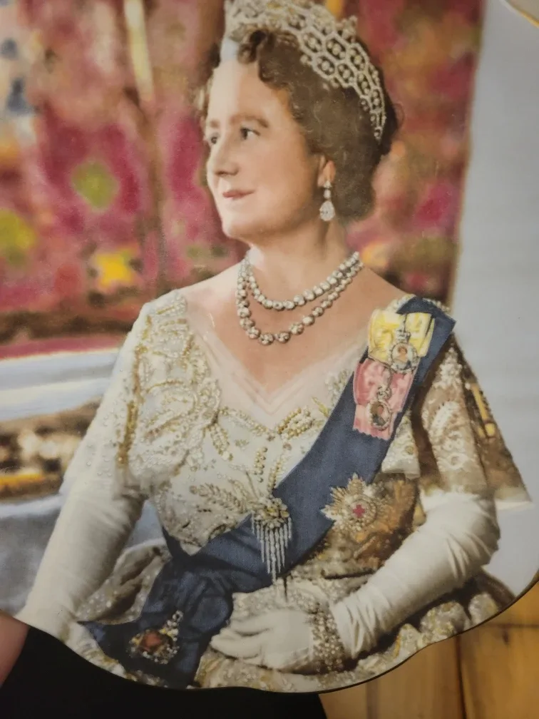 Crown Staffordshire Queen Mother 80th Birthday Plate image indicator(2)