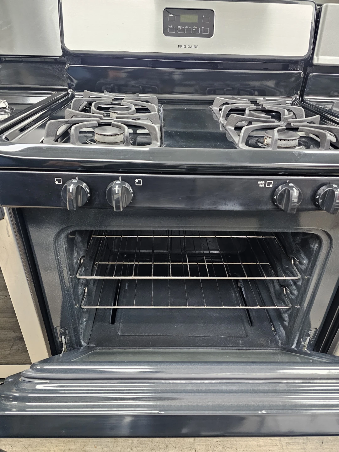 Frigidaire 30in Stainless steel gas stove - photo 2