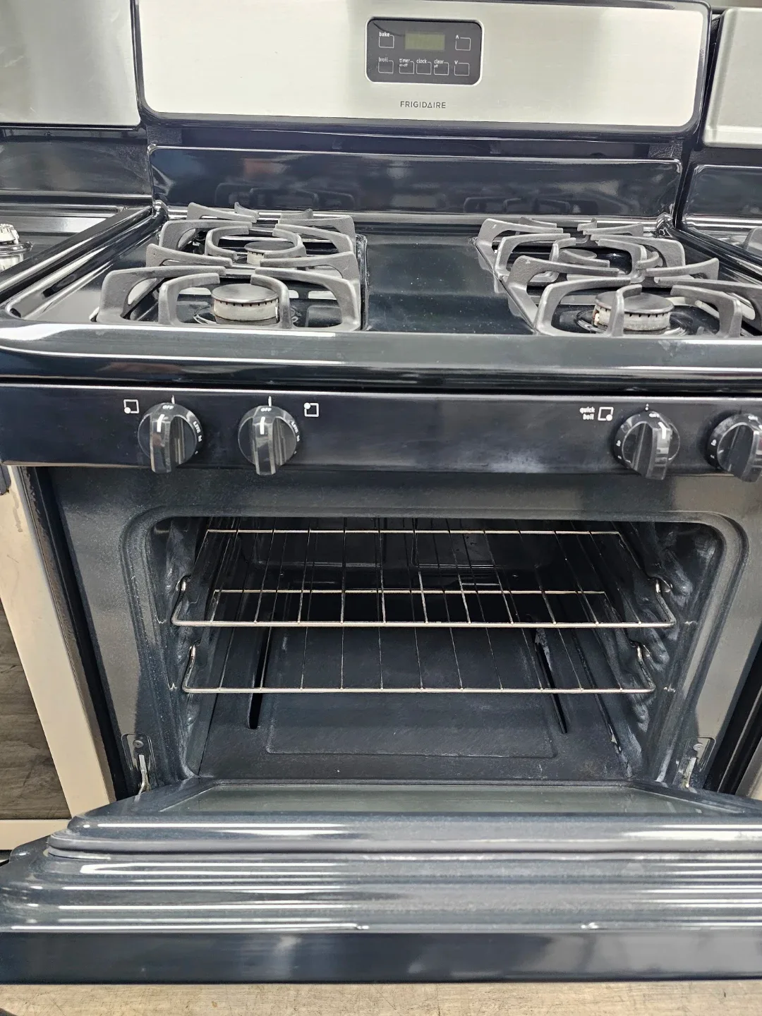 Frigidaire 30in Stainless steel gas stove image indicator(2)