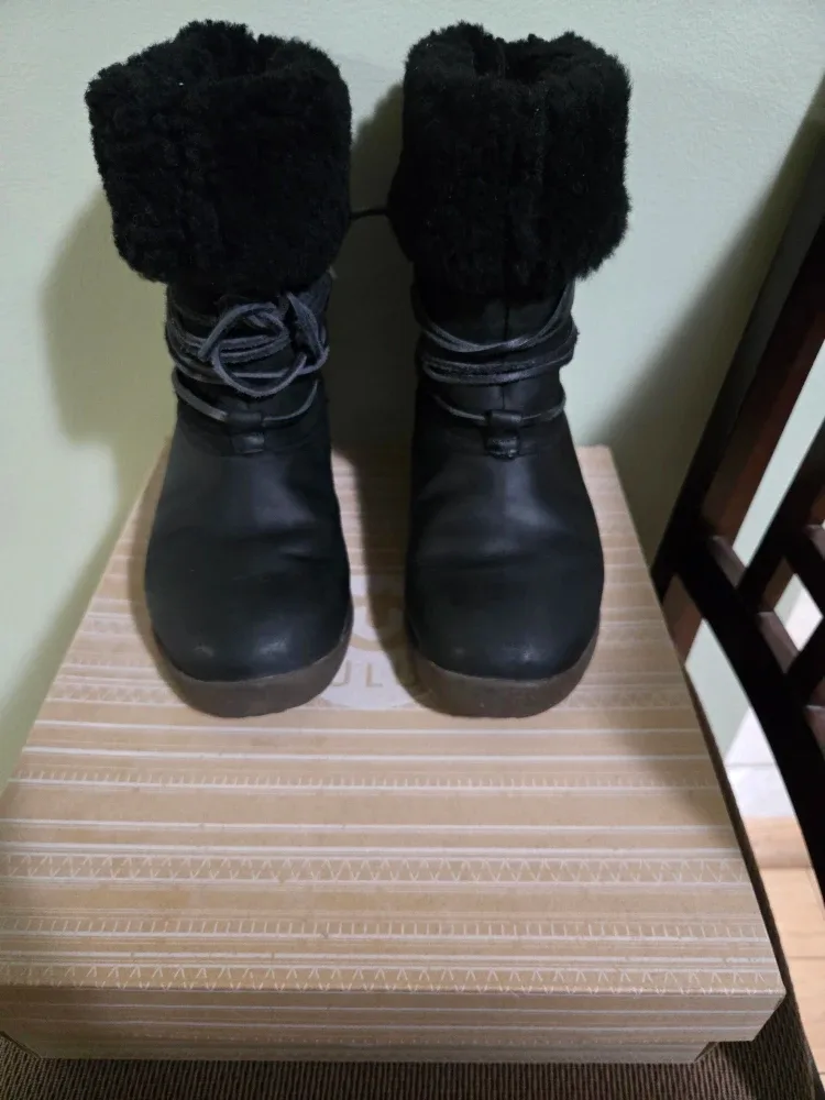 ULU Black Leather & Shearling Boots - Size 7