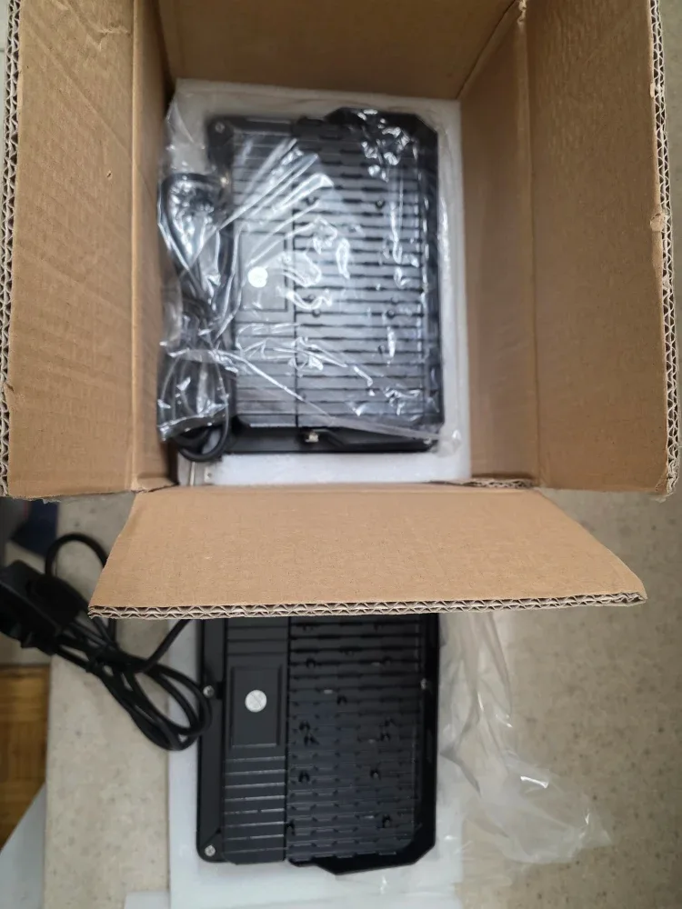 SZHSR/YAHEY 100W LED Flood Light - New in Box image indicator(6)