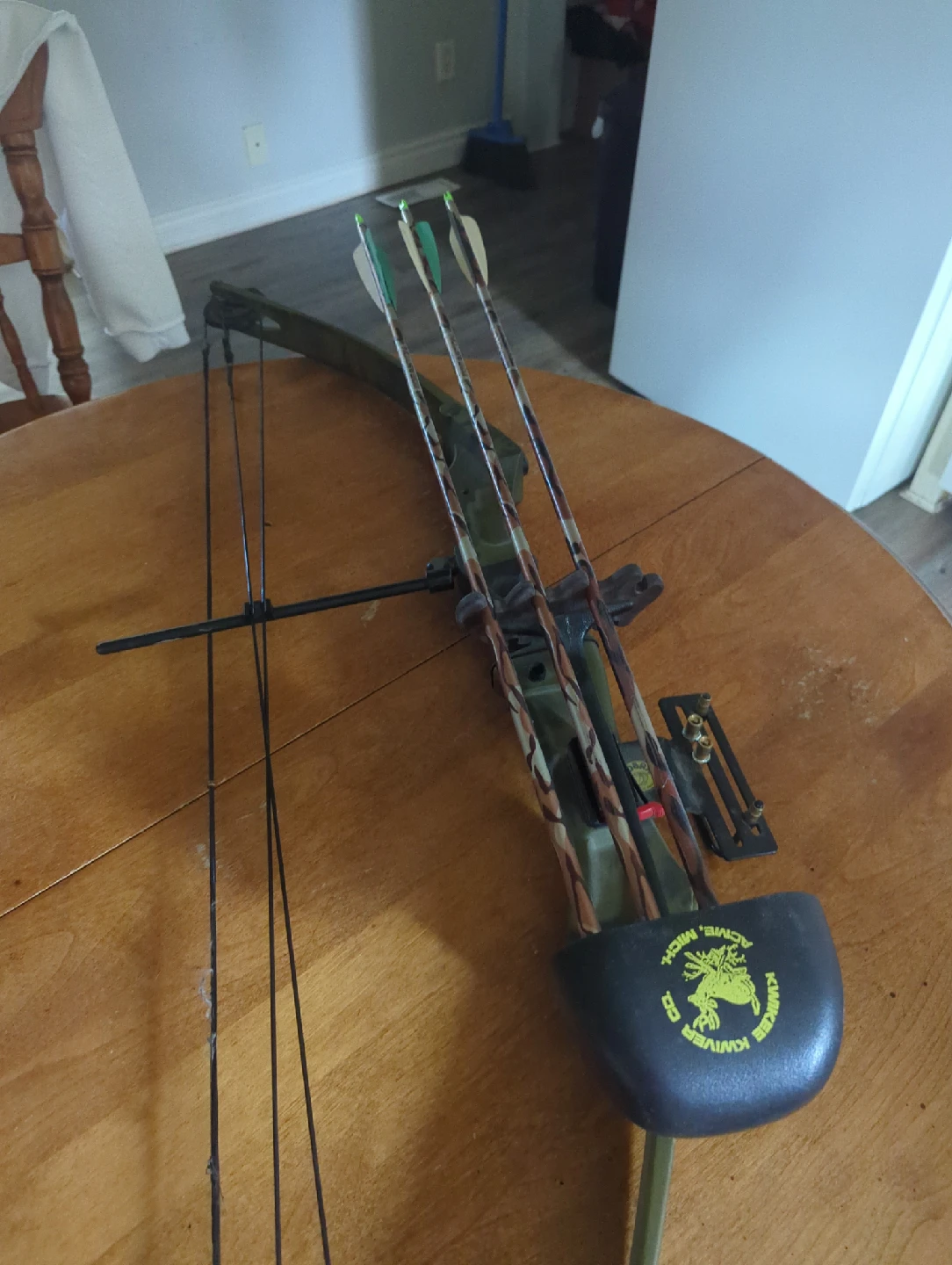 ACME Kwikkee Kwiver Co. Bow & Arrows