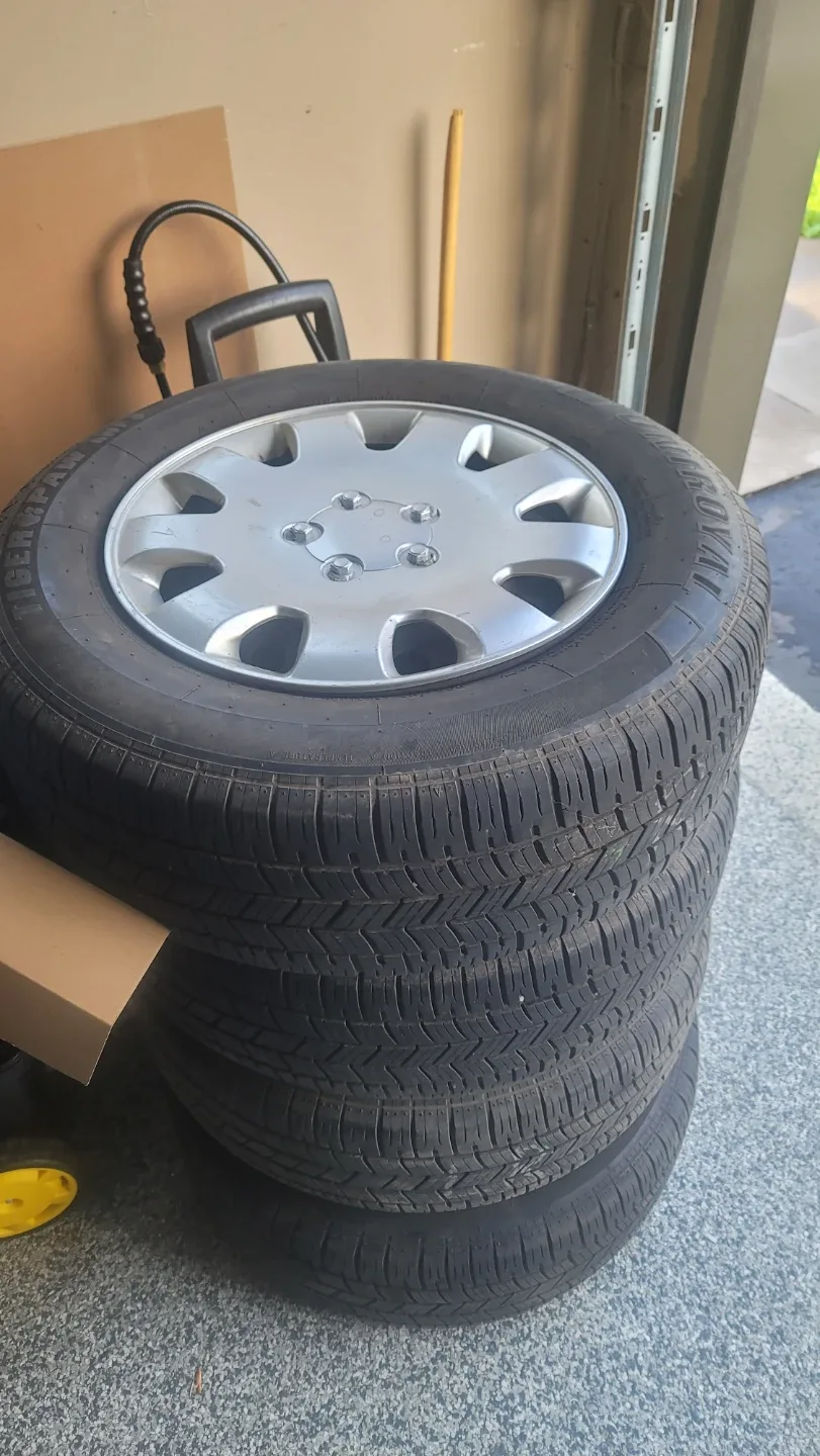 Tiger Paw Winter Tires - 225/65R16 image indicator(2)