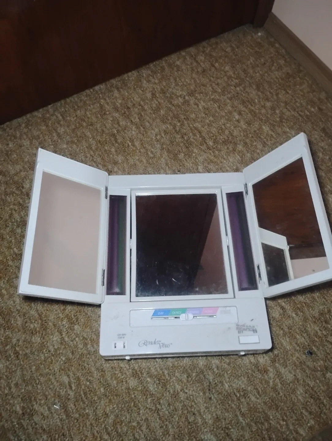 Revlon Lighted Makeup Mirror image indicator(2)