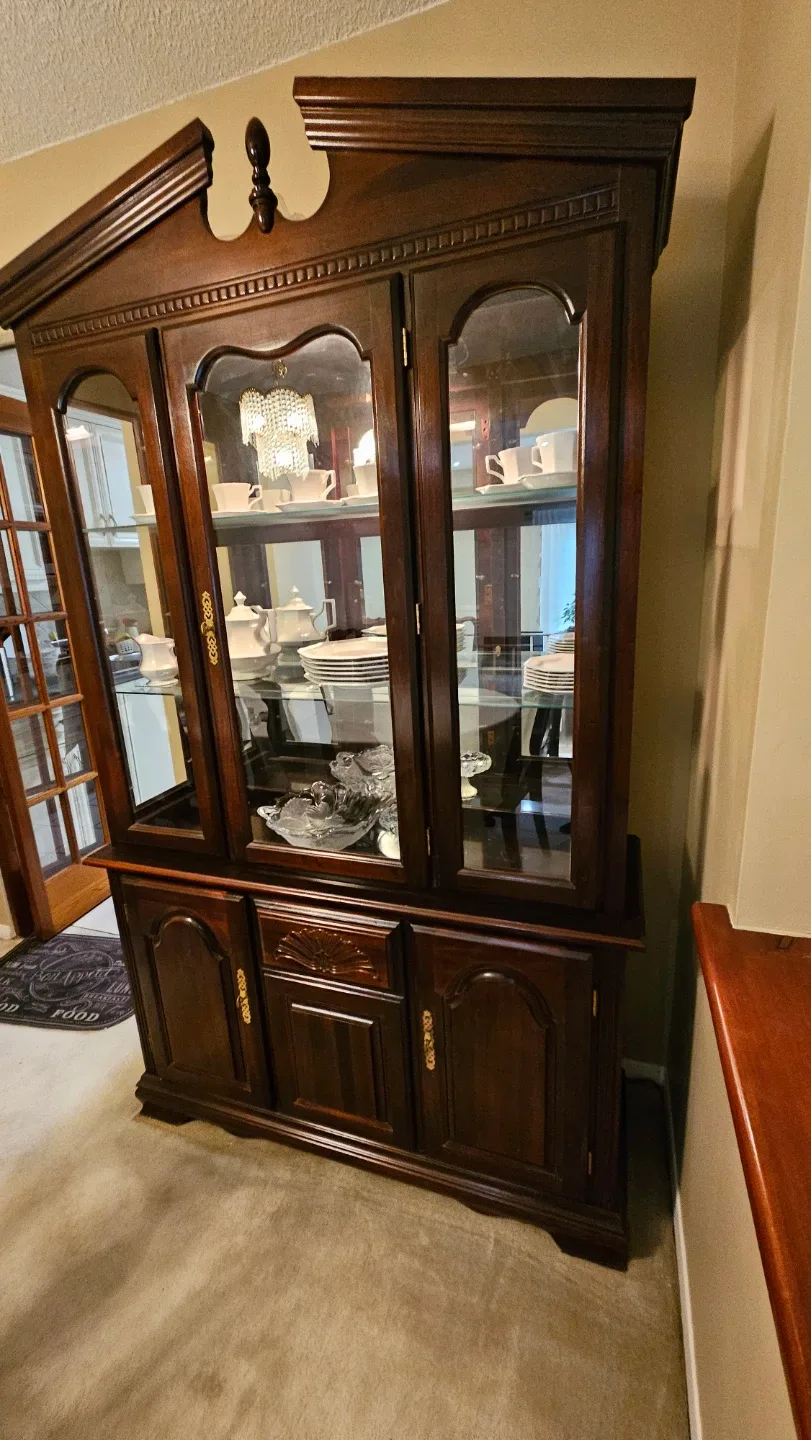 Dark Wood China Cabinet image indicator(6)