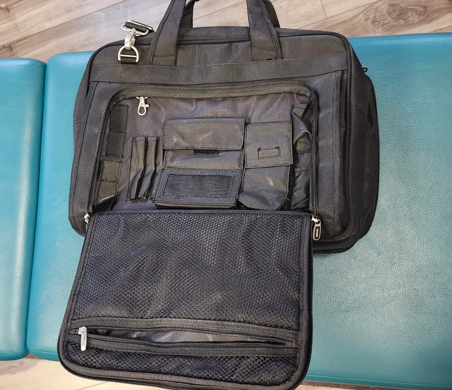 Crown Black Padded Laptop Bag image indicator(3)