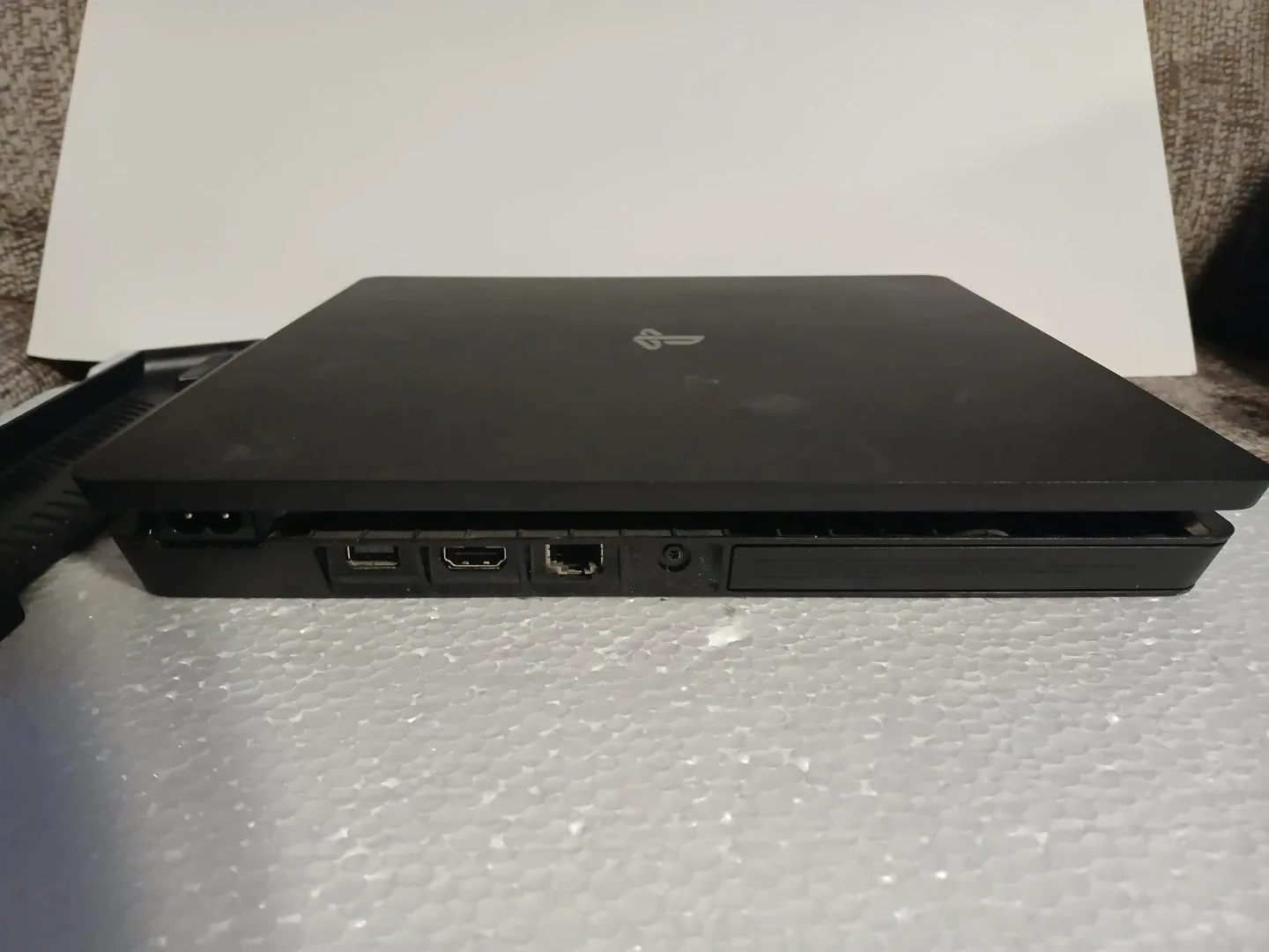 PS4 Slim 500 GB w/ controller and vertical stand image indicator(2)