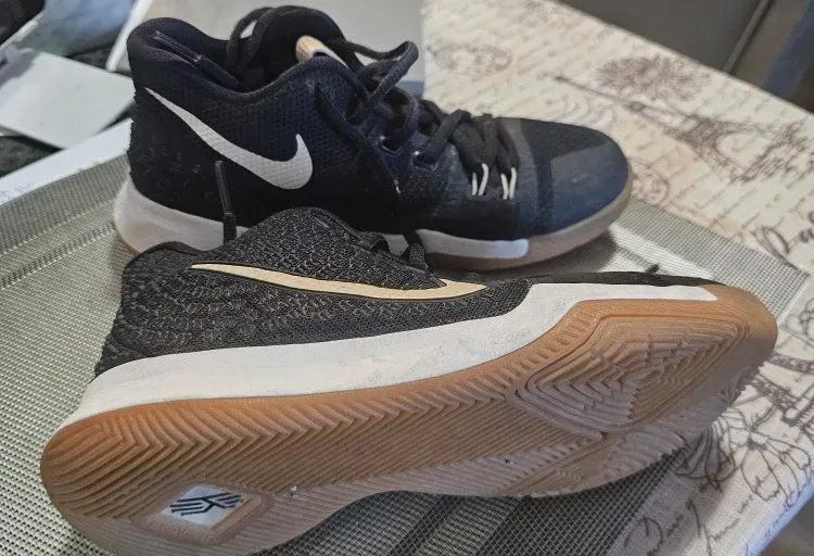 Nike Kyrie Flytrap III Basketball Shoes image indicator(2)