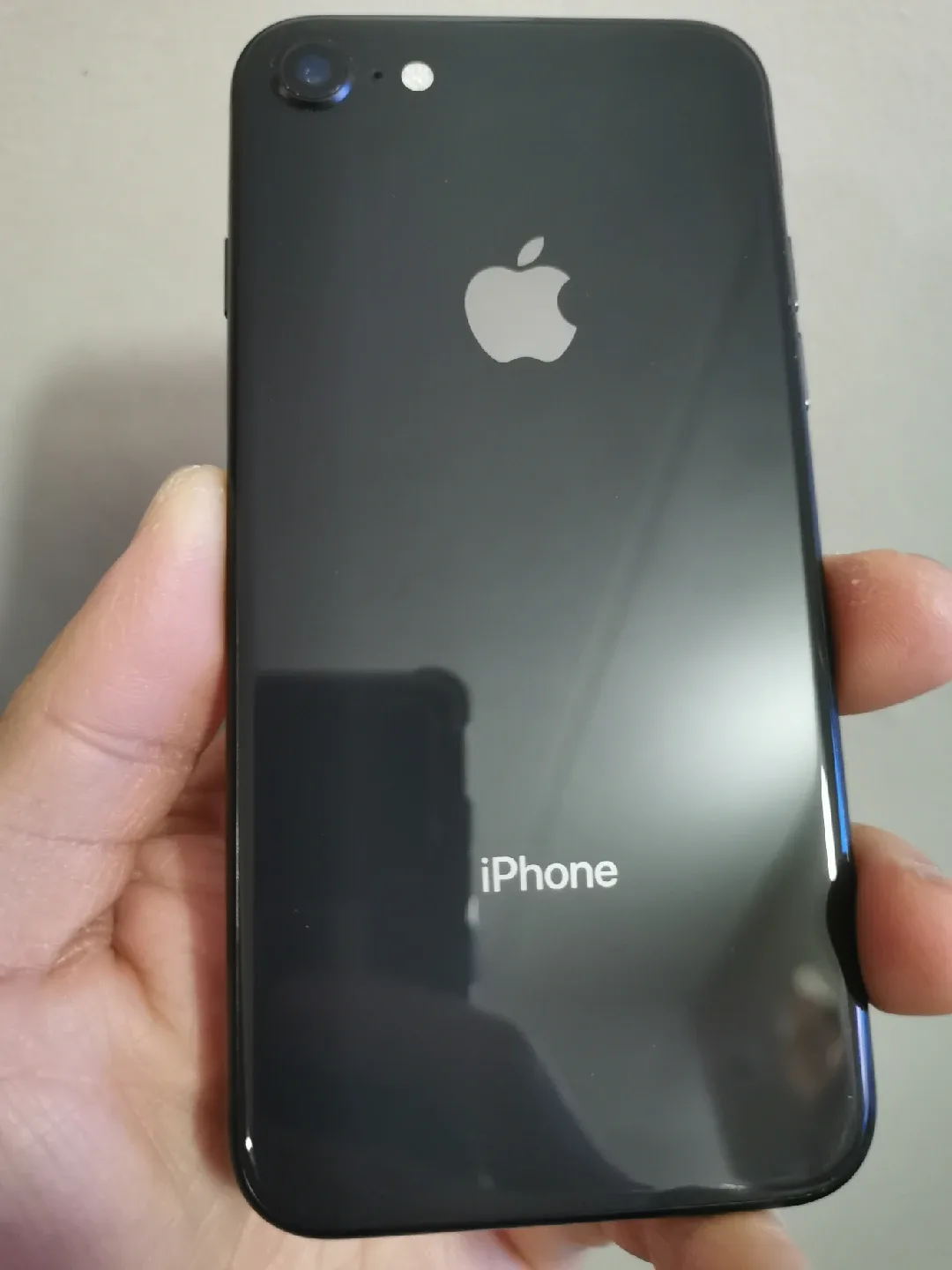 iPhone 8 64G like new image indicator(4)