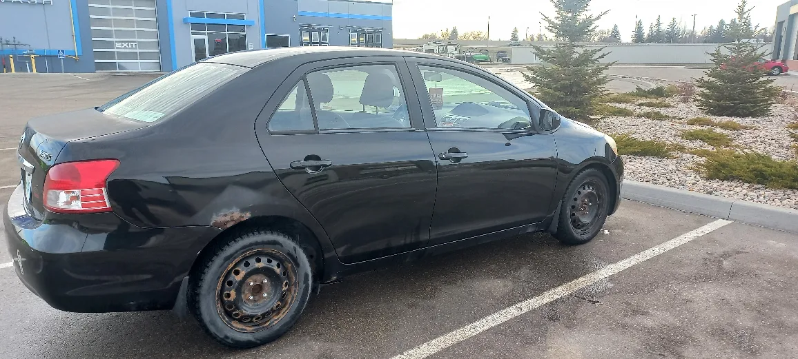 Toyota Yaris - Black Sedan image indicator(5)