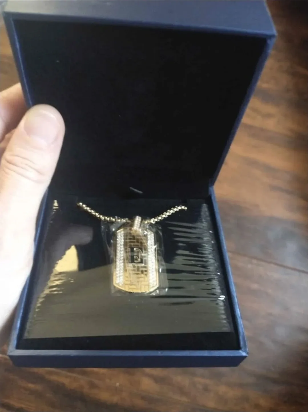 Etevon Initial Necklace (E) image indicator(2)