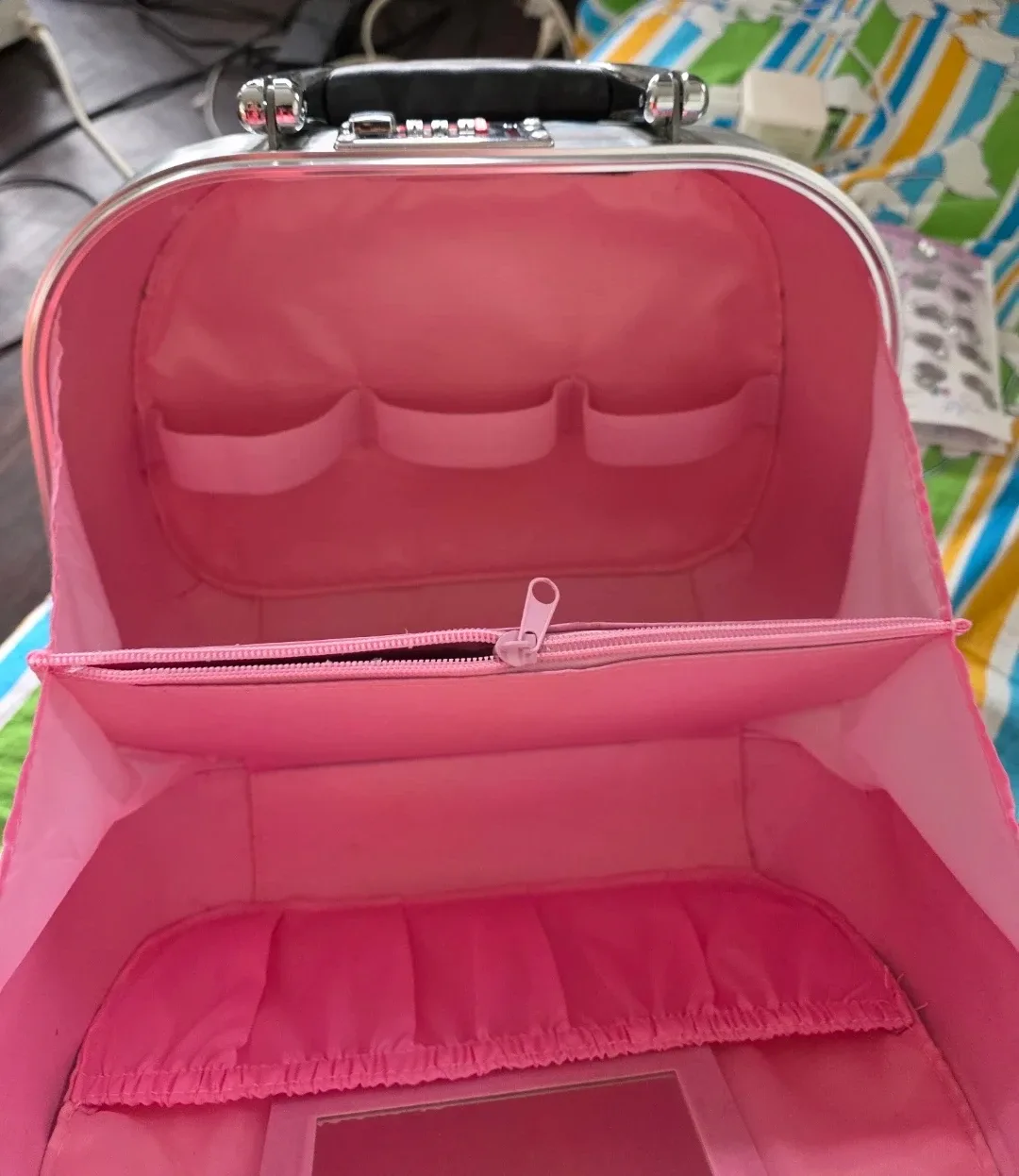 Vintage Gold Sparkly Makeup/Cosmetic Case with Lock image indicator(6)