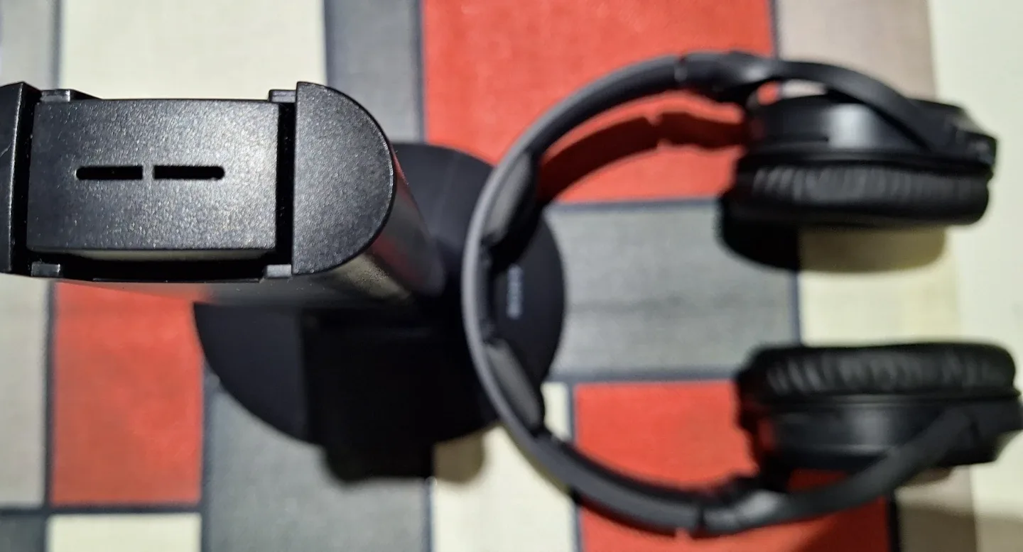 Sony Wireless Headphones with Charging Stand image indicator(3)