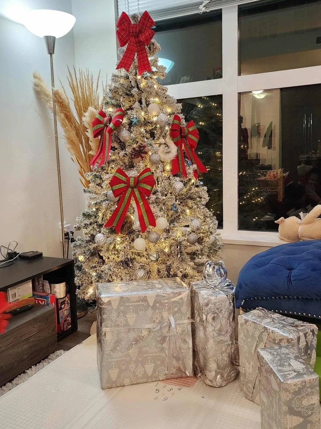 6ft Pre-Lit Artificial Christmas Tree with ornaments image indicator(3)