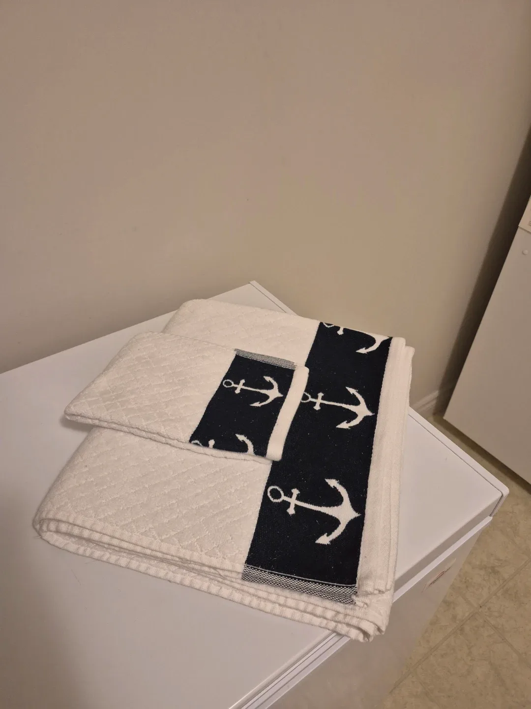 Anchor Towel Set - White & Navy Blue image indicator(2)