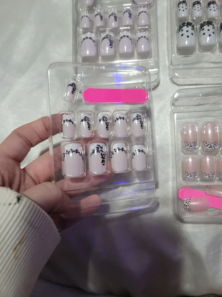 Press-on Nails Set - New in Package image indicator(6)